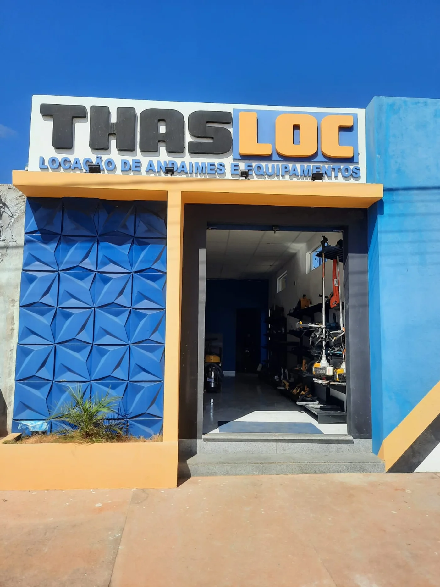 Fachada da loja THASLOC em Manga – MG, com a entrada e o letreiro